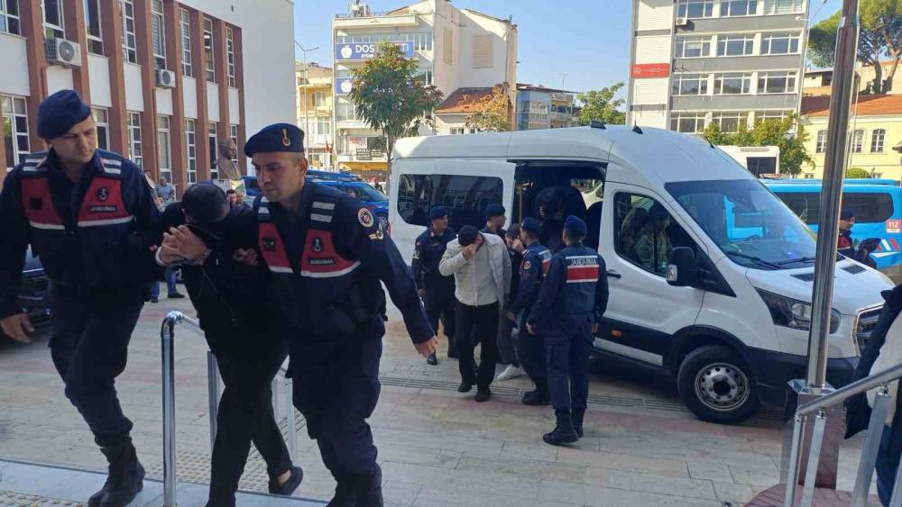 Adliyeye sevk edilen 71 ş&uuml;pheliden 3&rsquo;&uuml; tutuklandı
