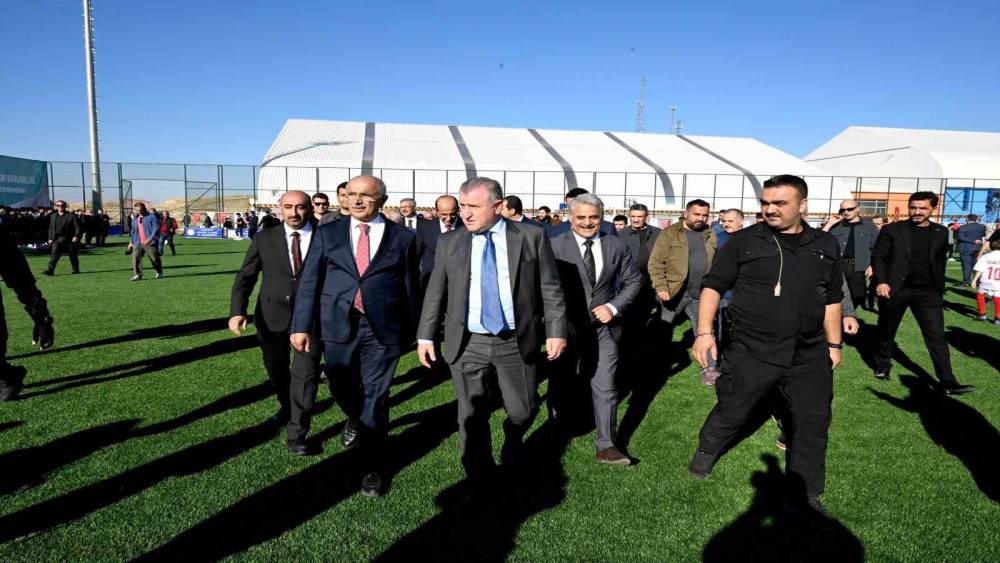 Bakan Bak&rsquo;tan Melekbaba Spor Tesisi&rsquo;ne tam not
