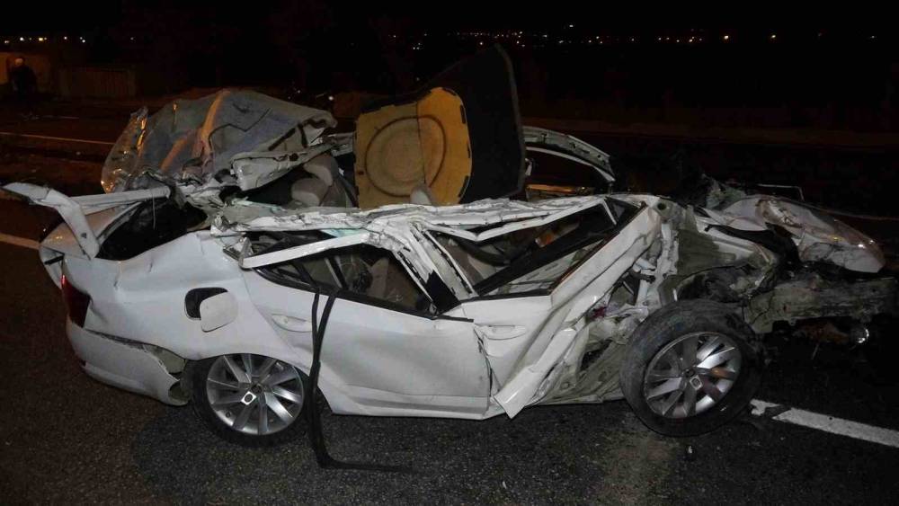 Park halindeki tıra &ccedil;arpan otomobil hurdaya d&ouml;nd&uuml;: 2 yaralı
