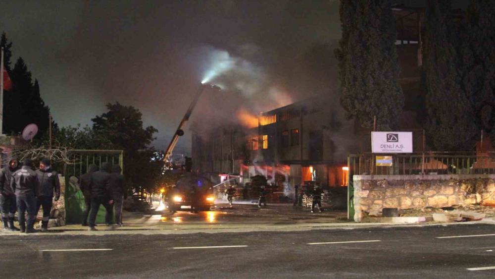 Adana&rsquo;da fabrika yangını
