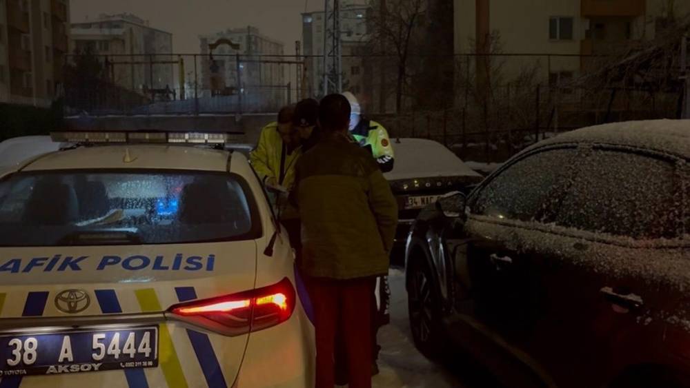 Alkoll&uuml; s&uuml;r&uuml;c&uuml; &ccedil;ıkmaz sokağa girince yakayı ele verdi
