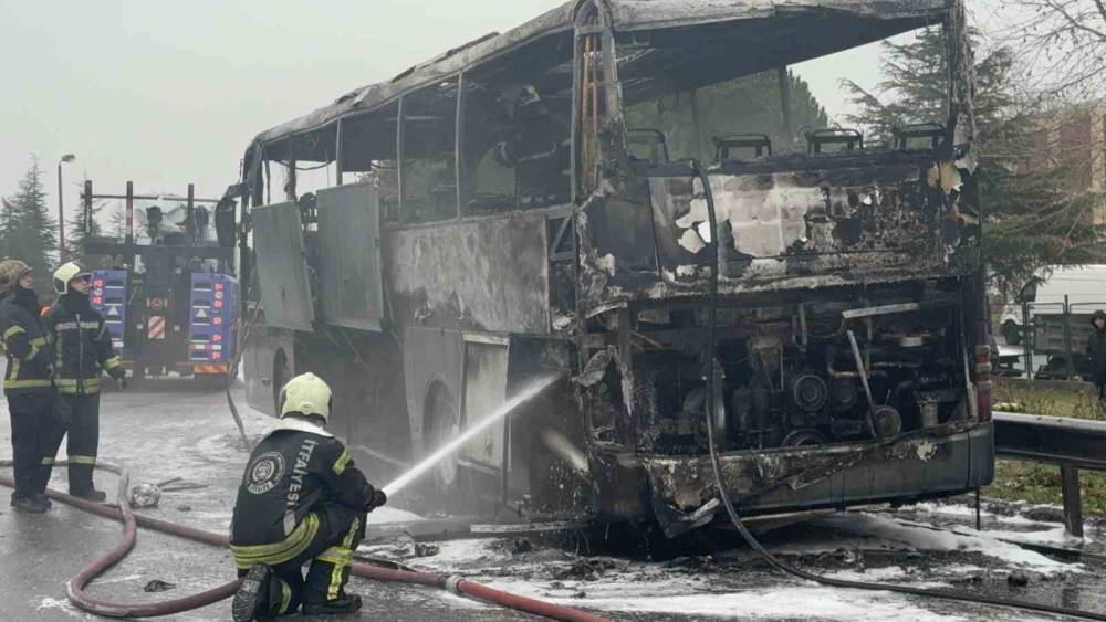 Seyir halindeki yolcu otob&uuml;s&uuml;nde yangın: Facia son anda &ouml;nlendi
