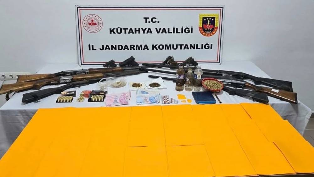 K&uuml;tahya&rsquo;da uyuşturucu ve silah operasyonu: 14 ş&uuml;pheli g&ouml;zaltında
