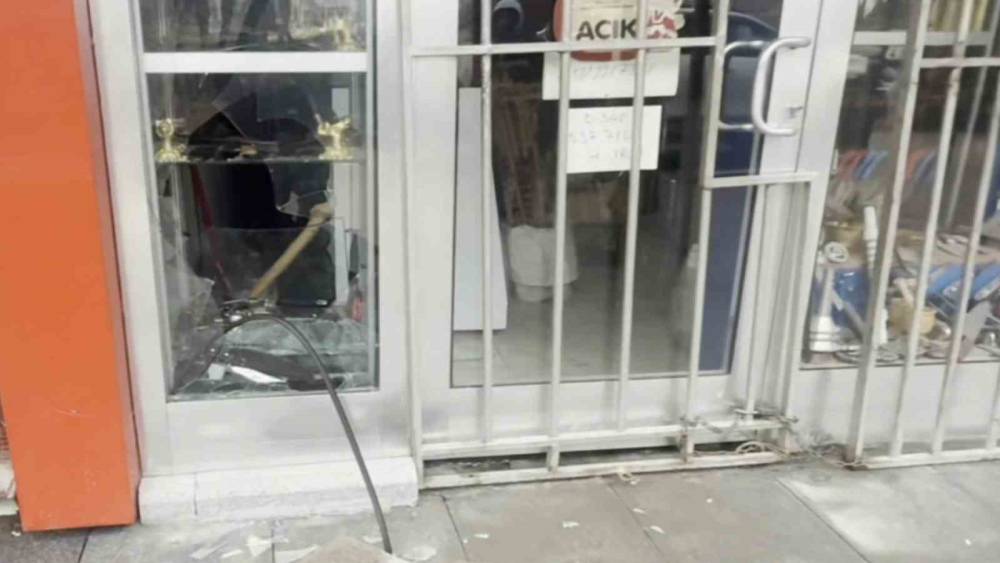 Bı&ccedil;ak&ccedil;ı d&uuml;kkanının camı kırılıp binlerce liralık bı&ccedil;ak &ccedil;alındı
