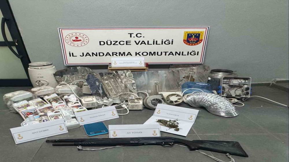 Evinin &ccedil;atısına kenevir bah&ccedil;esi kuran 1 şahıs yakalandı
