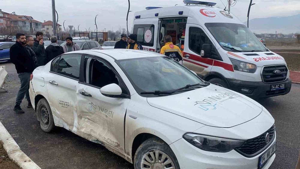 Kavşakta 2 otomobil &ccedil;arpıştı: 1 yaralı
