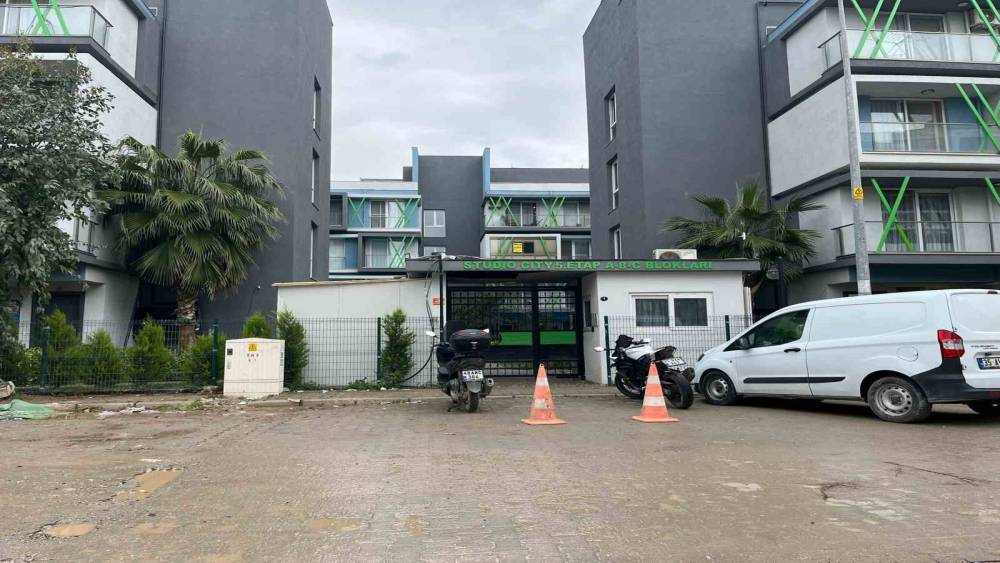 İzmir&rsquo;deki korkun&ccedil; cinayetin g&ouml;rg&uuml; tanığı konuştu: "Silah sesine koştuk, kanlar i&ccedil;inde bulduk"
