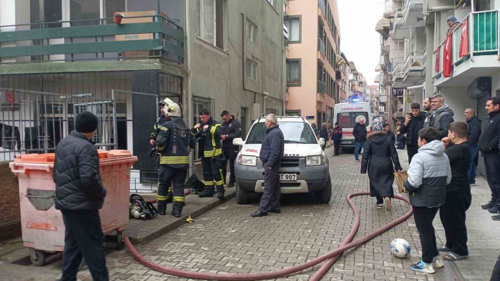 Tersane iş&ccedil;ilerinin kaldığı evde yangın

