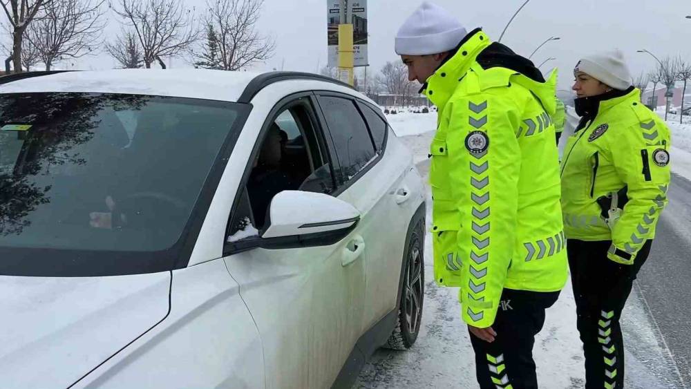 Ağrı&rsquo;da kış şartlarına y&ouml;nelik trafik denetimleri s&uuml;rd&uuml;r&uuml;l&uuml;yor
