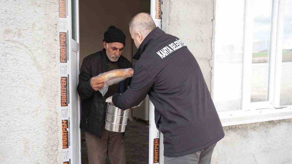 Belediyenin sıcak yemek hizmeti devam ediyor
