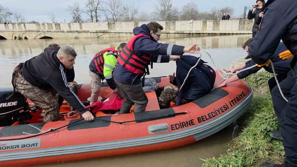 Eski Edirne Belediye Başkanı Hamdi Sedef&ccedil;i botla bah&ccedil;esinden tahliye edildi
