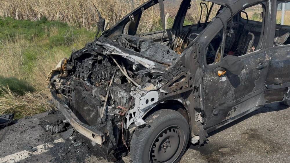 Seyir halindeki otomobil alev alev yandı, s&uuml;r&uuml;c&uuml; son anda kurtuldu
