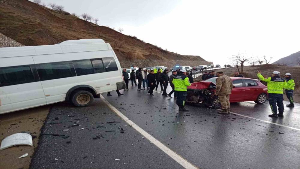 Siirt&rsquo;te &ouml;ğrenci servisi ile otomobil &ccedil;arpıştı: 12 yaralı
