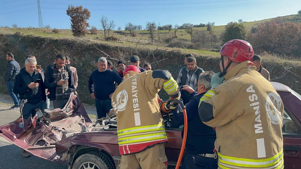 Tıra &ccedil;arpan otomobil hurdaya d&ouml;nd&uuml;: S&uuml;r&uuml;c&uuml; şans eseri kurtuldu
