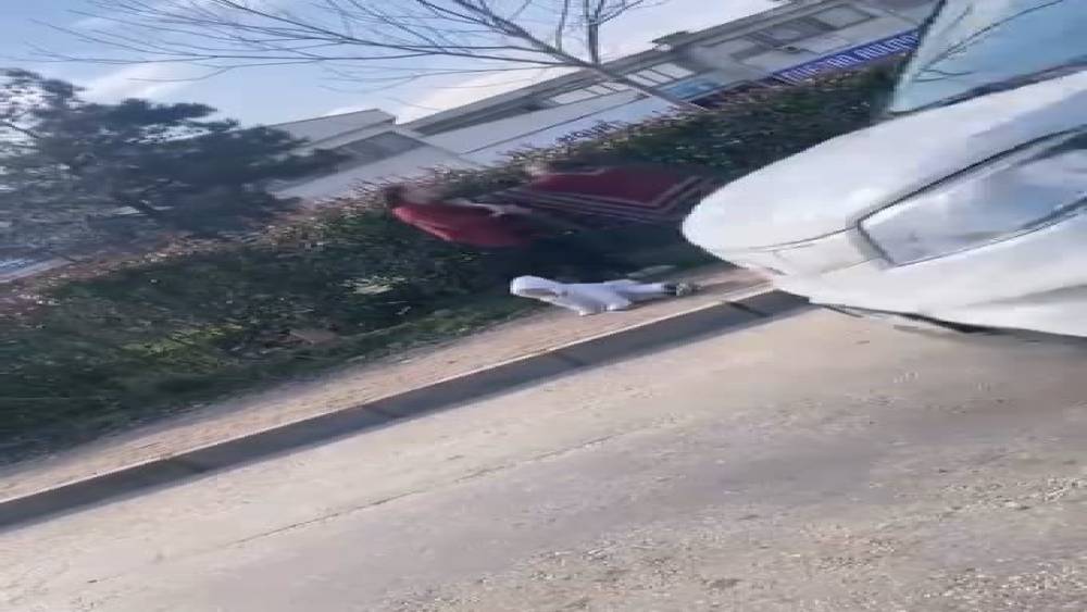 Dilenci kadınların kavgası kamerada: Kucağındaki bebek yere d&uuml;şt&uuml;
