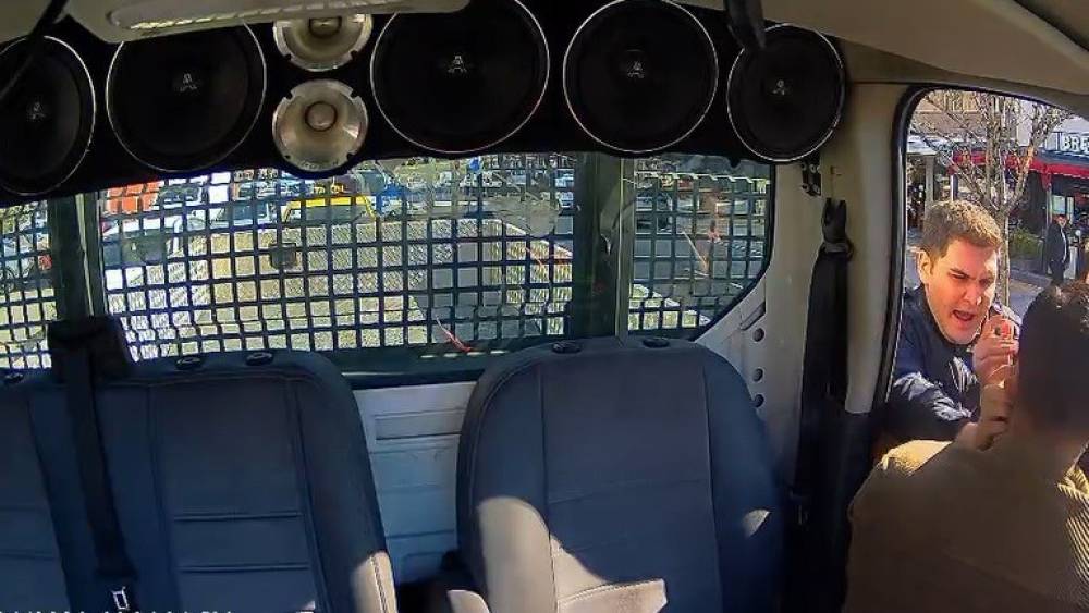 İzmir&rsquo;de s&uuml;r&uuml;c&uuml;ye darp olayıyla ilgili polislere idari işlem
