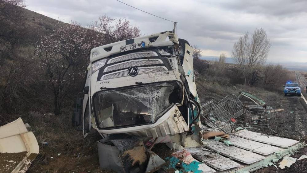 Kontrolden &ccedil;ıkan kamyonet devrildi: 1 yaralı
