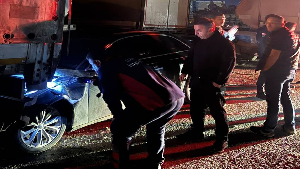 Cizre&rsquo;de iki tır arasında sıkışan otomobil kağıt gibi ezildi: 1 yaralı
