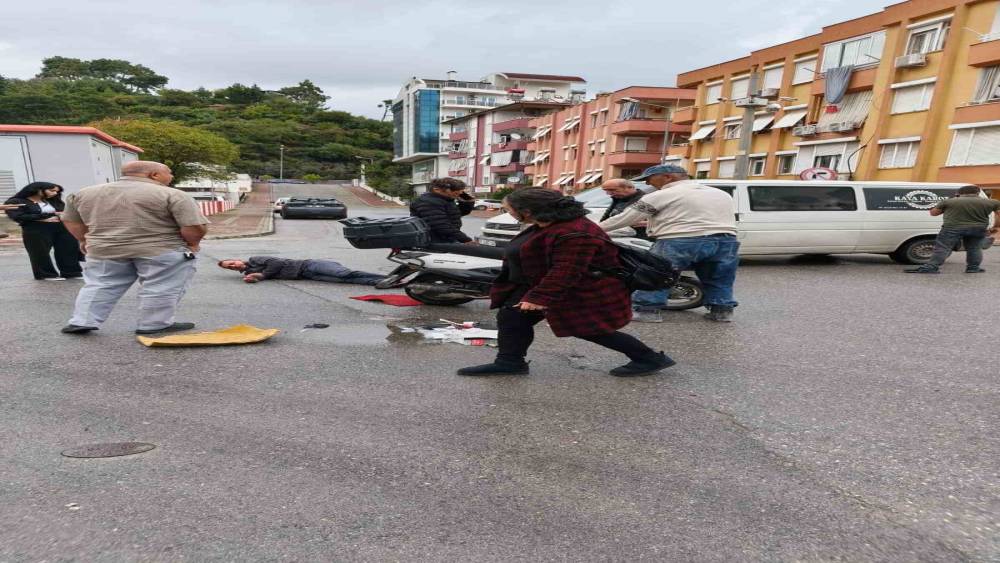 Manavgat&rsquo;ta kamyonetle &ccedil;arpışan motosikletin s&uuml;r&uuml;c&uuml;s&uuml; yaralandı

