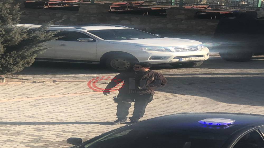 Mustafa T&uuml;rkay Sonel&rsquo;in silahlı ve kamuflajlı fotoğrafı ortaya &ccedil;ıktı
