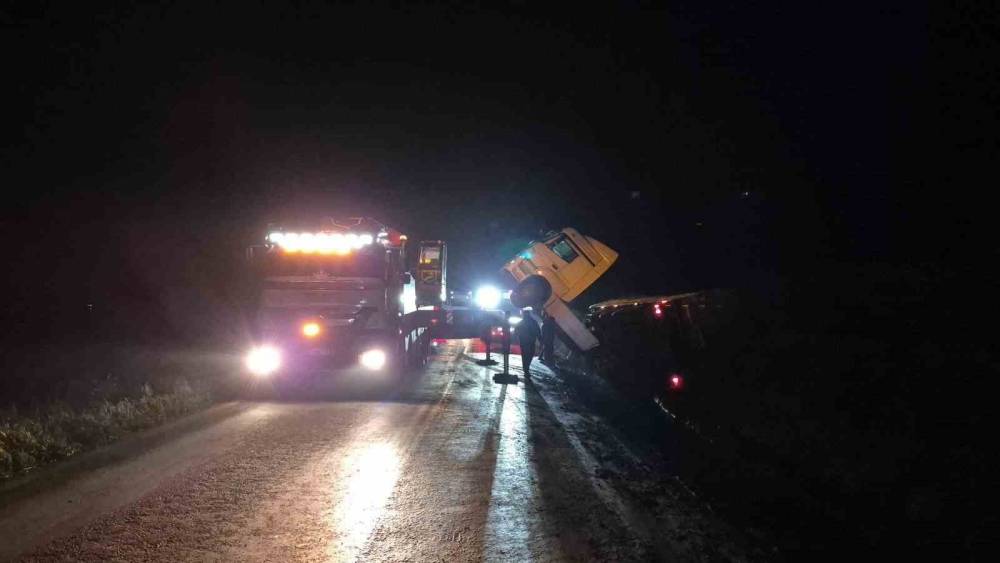 Bilecik&rsquo;te devrilen tır trafiği olumsuz etkiledi
