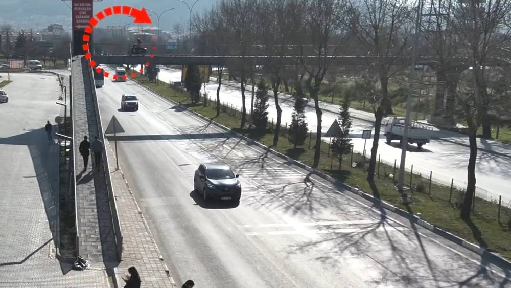 K&uuml;tahya İl Emniyet M&uuml;d&uuml;rl&uuml;ğ&uuml;&rsquo;nden motosiklet s&uuml;r&uuml;c&uuml;lerine yaya &uuml;st ge&ccedil;idi uyarısı
