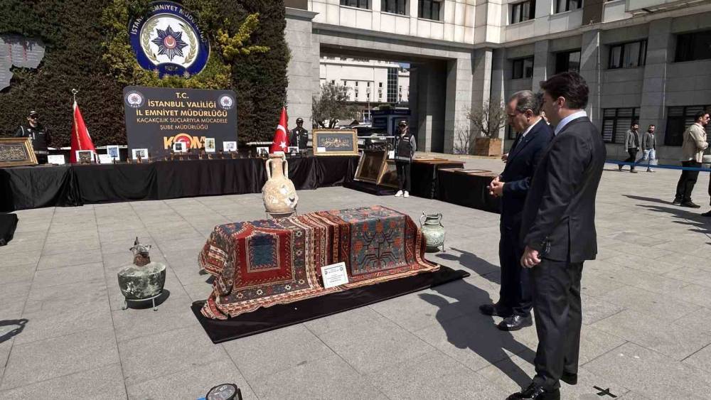 İstanbul&rsquo;da tarihi eser operasyonu: Yesarizade Kazasker Mustafa İzzet Efendi&rsquo;nin yaptığı tablo da ele ge&ccedil;irildi
