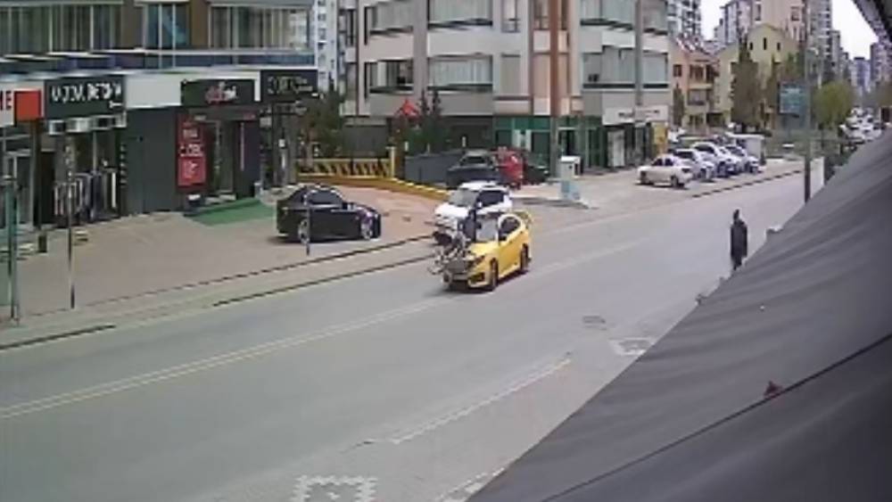 Taksi bisikletle &ccedil;arpıştı: 1 yaralı
