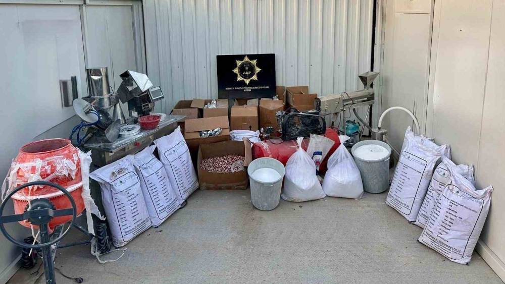 Aydın polisinden zehir &uuml;retimine ağır darbe: 271 kilo 860 gram ham madde ele ge&ccedil;irildi
