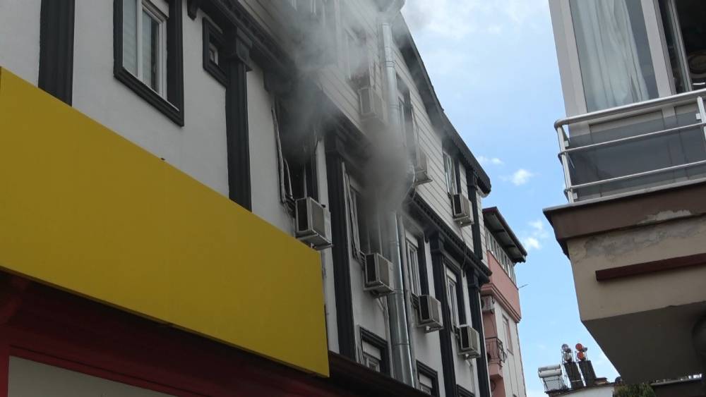 Antalya&rsquo;da apartman dairesindeki yangın korkuttu: 5 kişi tedbir ama&ccedil;lı hastaneye g&ouml;t&uuml;r&uuml;ld&uuml;
