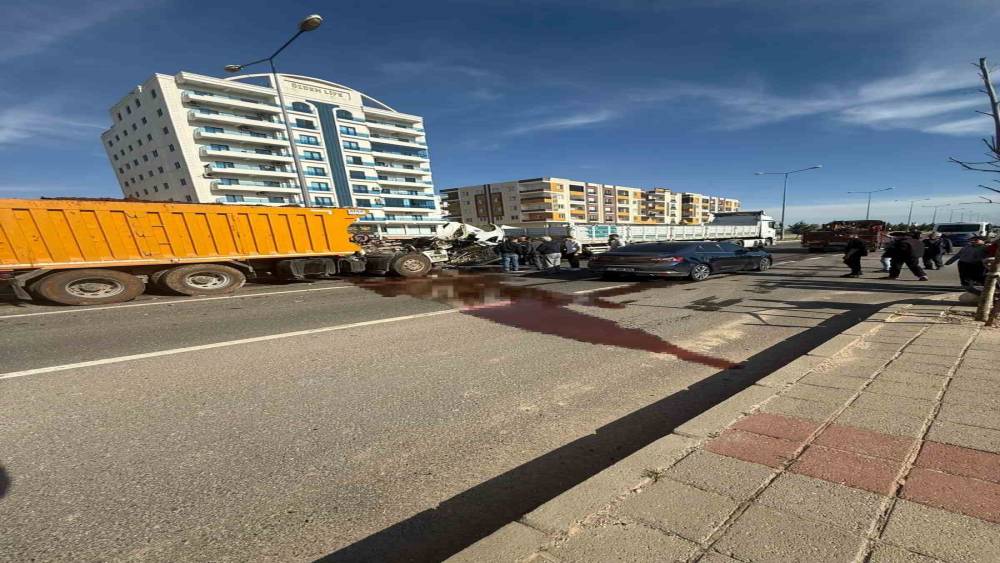 Mardin&rsquo;de kamyon ile tır &ccedil;arpıştı: 1 yaralı
