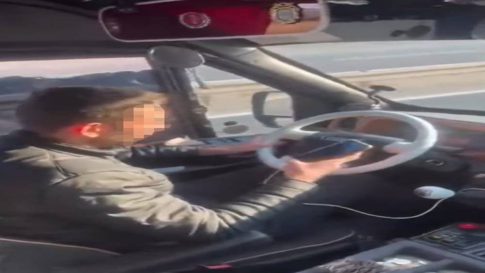 Yolcu dolu dolmuşta bir yandan telefona baktı, diğer yandan aracı kullandı
