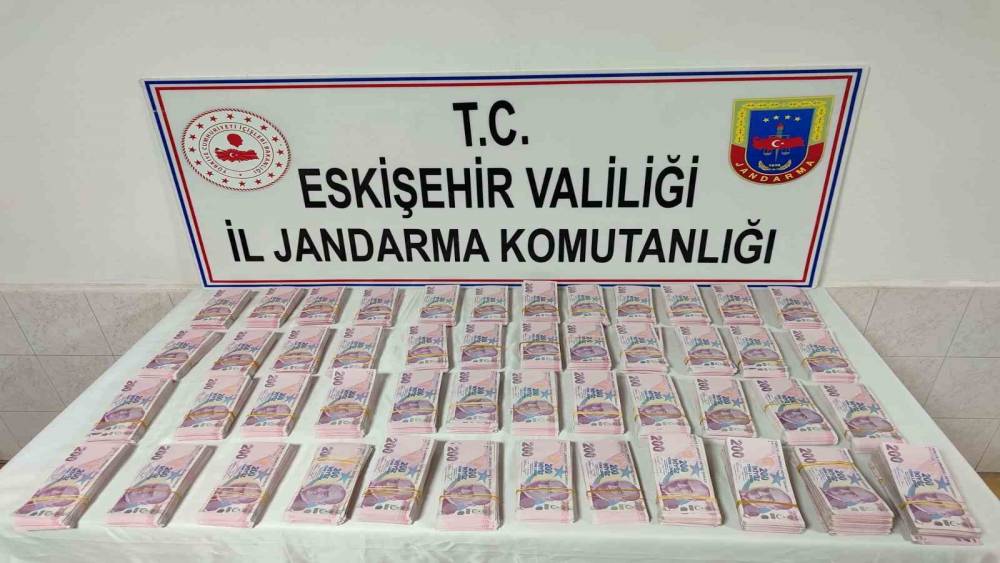 Eskişehir&rsquo;de 1 milyon 940 bin TL sahte parayla 22 adet b&uuml;y&uuml;kbaş satın alan ş&uuml;pheliler yakalandı
