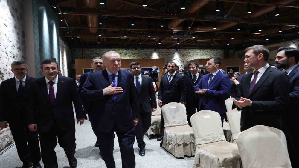 Cumhurbaşkanı Erdoğan: "İmalat&ccedil;ı ihracat&ccedil;ılarımızda vergiyi y&uuml;zde 9&rsquo;a indiriyoruz"
