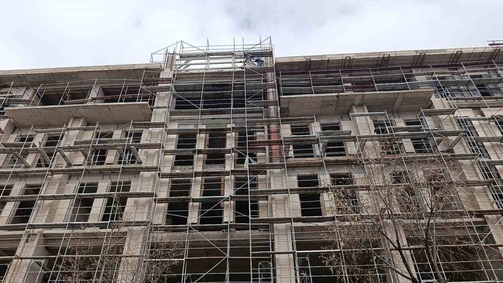 Kırşehir&rsquo;de 3 iş&ccedil;i maaşlarını alamadıkları iddiasıyla inşaata &ccedil;ıktı
