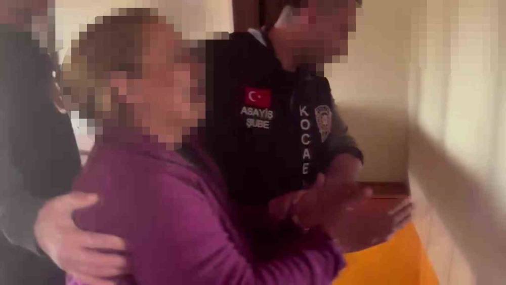 26 yıl hapis cezası bulunan kadın, duvarı delip oluşturduğu gizli b&ouml;lmede yakalandı
