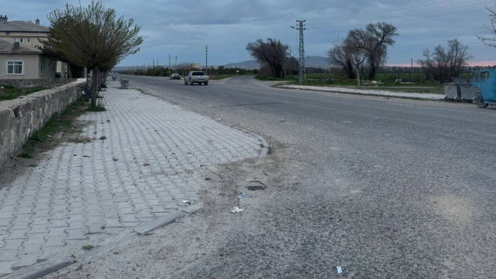 Karapınar&rsquo;da motosiklet yayaya &ccedil;arptı: 2 yaralı
