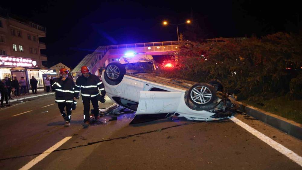 K&ouml;peğe &ccedil;arpmamak i&ccedil;in manevra yapınca takla attı: 2 yaralı
