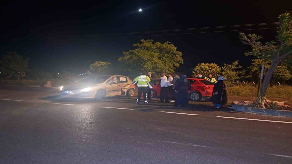 Kilis&rsquo;te iki otomobil &ccedil;arpıştı: 4 yaralı
