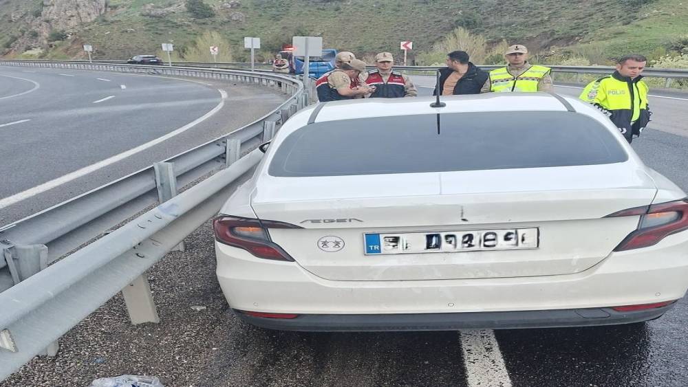 Kontrolden &ccedil;ıkan otomobil bariyere &ccedil;arptı
