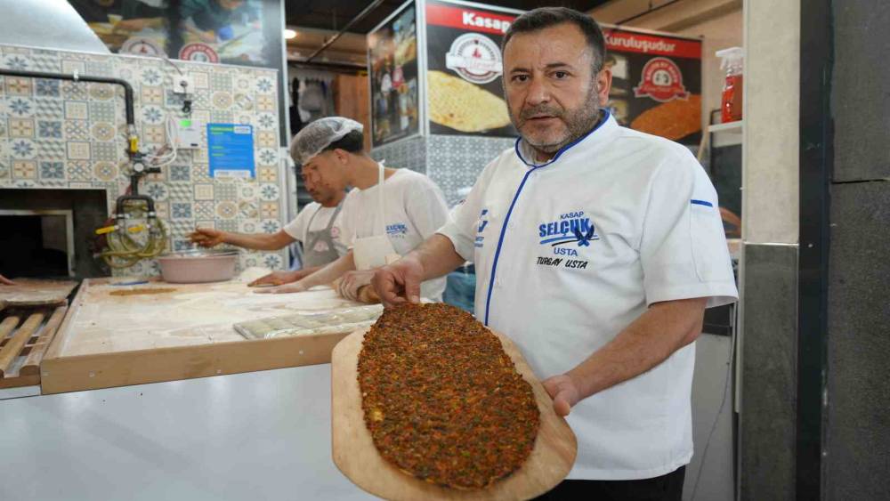 Gaziantep&rsquo;in tescilli lezzeti lahmacun 180 TL&rsquo;den satılıyor
