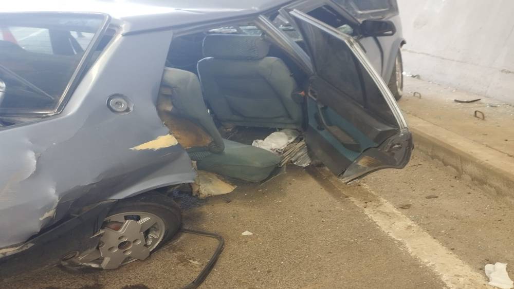 T&uuml;nelde duvara &ccedil;arpan Tofaş hurdaya d&ouml;nd&uuml;: 3 yaralı
