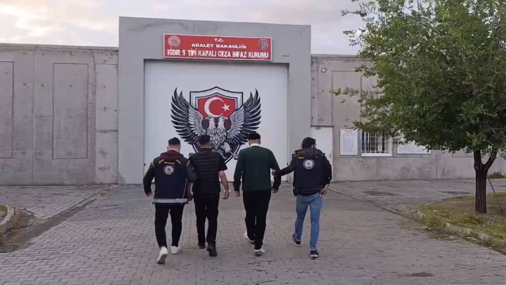 İnsan ticareti su&ccedil;undan aranan 2 ş&uuml;pheli, Dilucu Sınır Kapısı&rsquo;nda yakalandı
