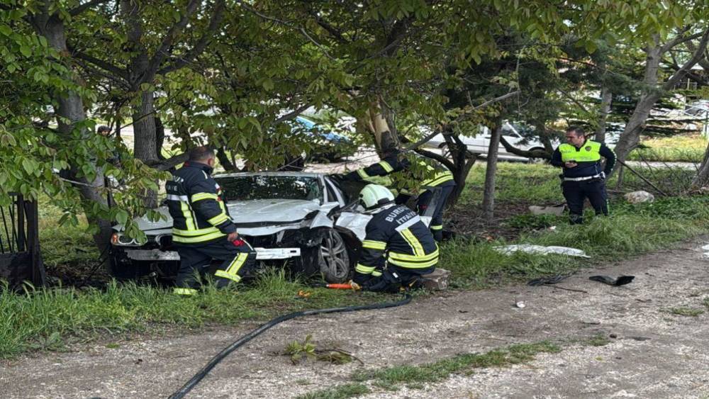 Burdur&rsquo;da kontrolden &ccedil;ıkan otomobil ağaca &ccedil;arptı
