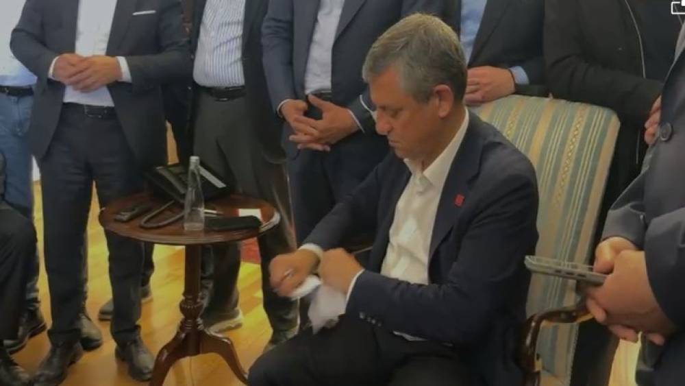 &Ouml;zg&uuml;r &Ouml;zel kendisine verilen mutlak butlan tebligatını yırttı
