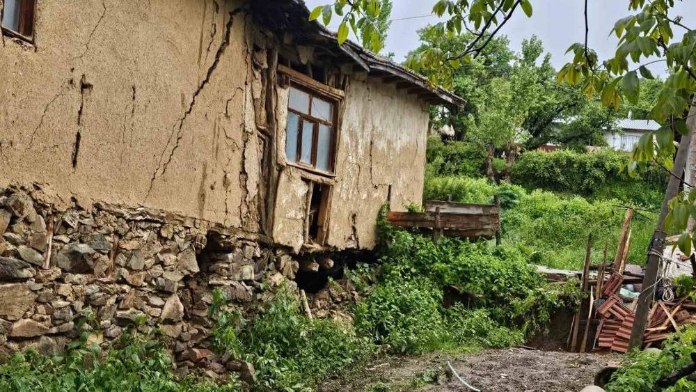 Tokat&rsquo;ta heyelan nedeniyle 2 ev tahliye edildi
