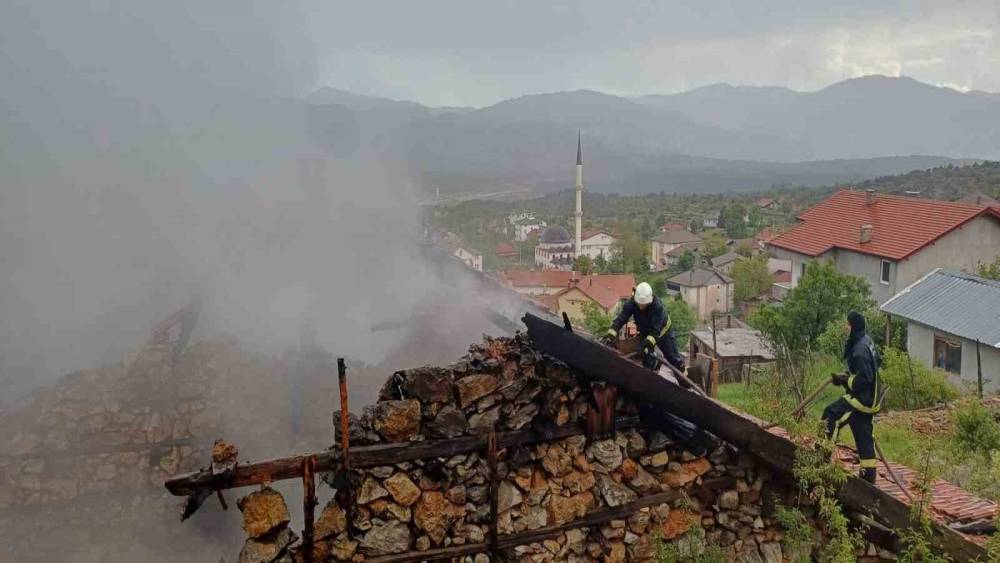 Antalya&rsquo;da 110 yıllık d&uuml;ğmeli ev yangında k&uuml;le d&ouml;nd&uuml;
