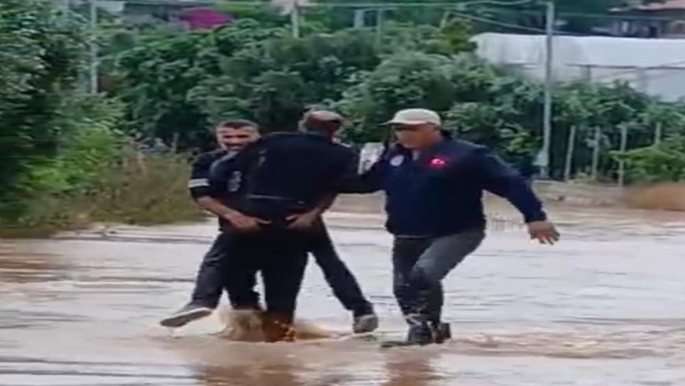 Sele kapılan şahsı mahalle sakinleri kurtardı
