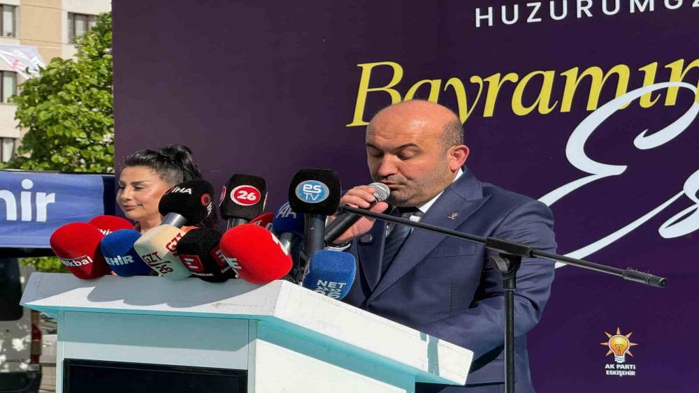 AK Parti Eskişehir İl Başkanı Albayrak: "Adliye &ouml;n&uuml;ndeki g&ouml;r&uuml;nt&uuml;lerden rahatsız oluyorsunuz da dosyalardaki su&ccedil;lar hi&ccedil; mi vicdanınızı sızlatmıyor"
