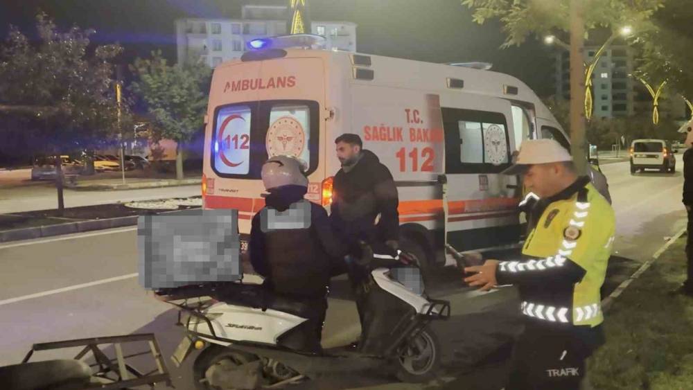 Otomobil s&uuml;r&uuml;c&uuml;s&uuml; motosiklete &ccedil;arpıp ka&ccedil;tı
